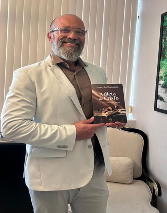 Autor Marcelo Bonanza com o livro.