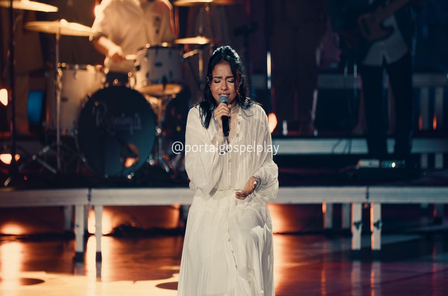 Julia Vitória apresenta “Princípio e Fim”, louvor inédito gravado numa atmosfera de grande adoração