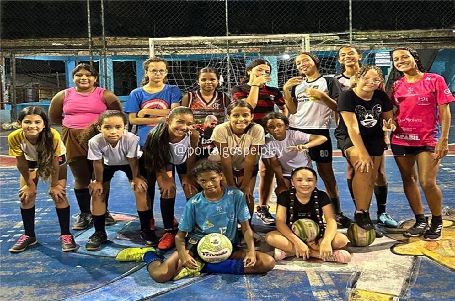 Projeto Craques da Rocinha mantém turmas de futebol exclusivas para meninas