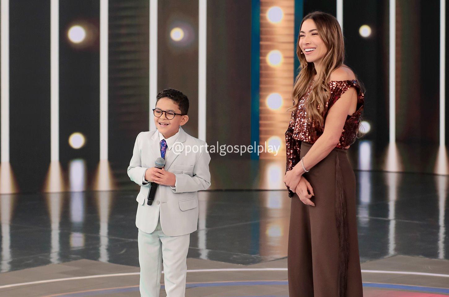 Cantor Moisés Andrade emociona o Brasil em participação no programa Silvio Santos, no SBT