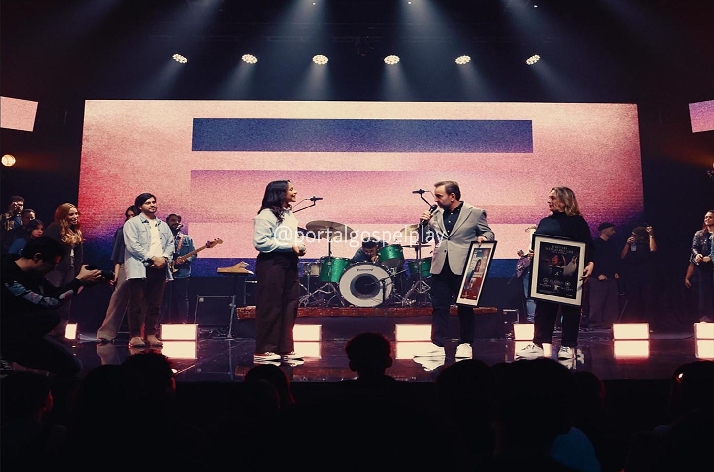 Julia Vitória recebe discos de Platina e Diamante Quíntuplo em homenagem surpresa