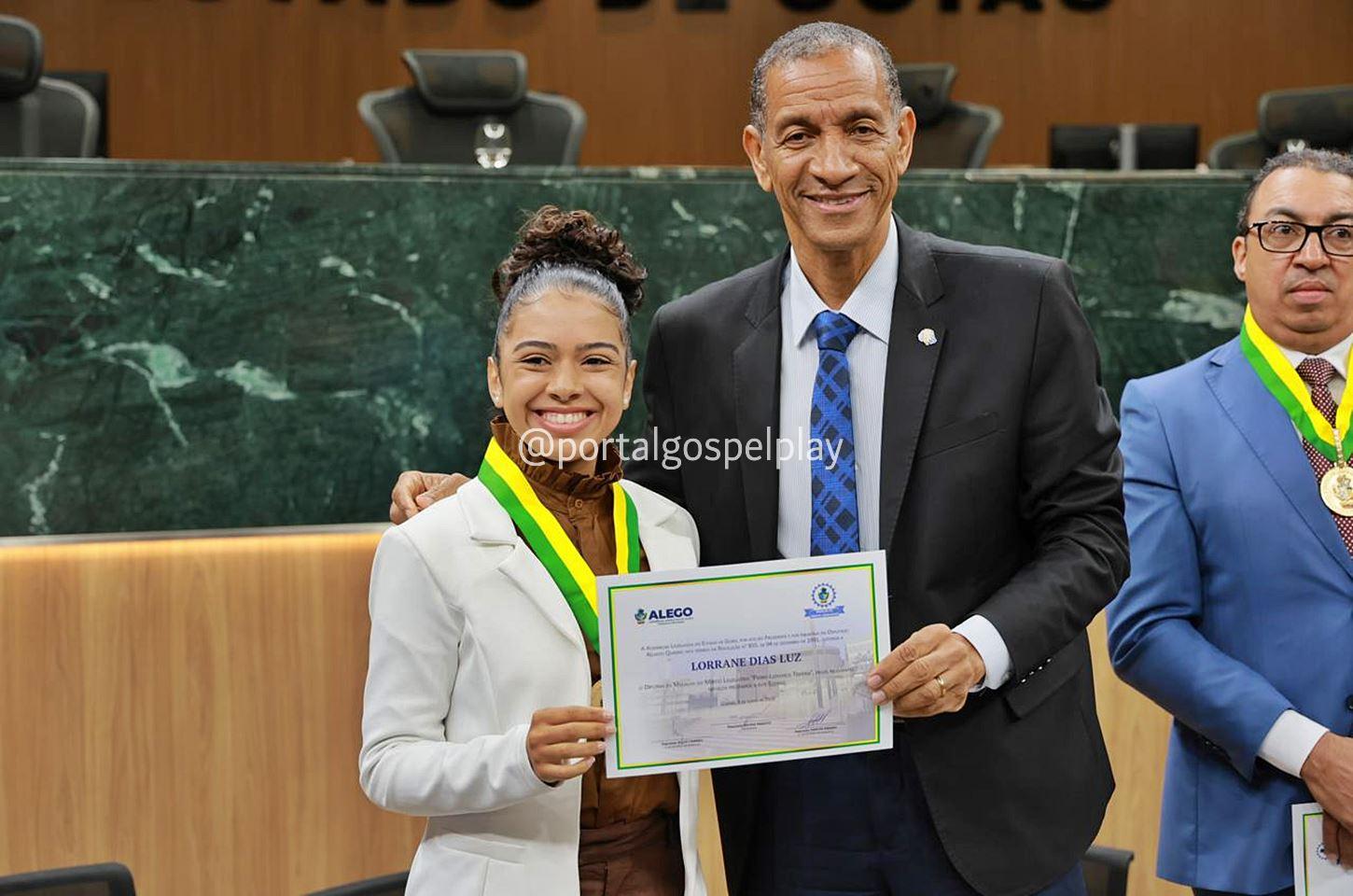 Primeira cantora gospel a receber a honraria, Lorrane Luz, de Caldas Novas, é homenageada pela ALEGO em Goiânia
