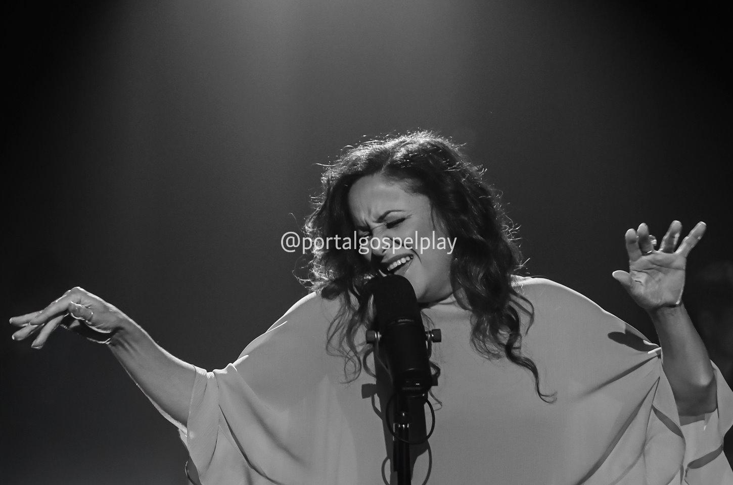 Ziza Fernandes celebra indicação ao Latin GRAMMY com 