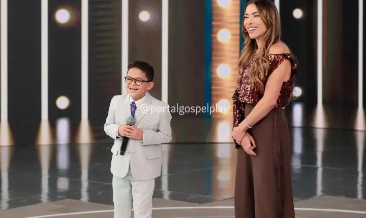 Cantor Moisés Andrade emociona o Brasil em participação no programa Silvio Santos, no SBT