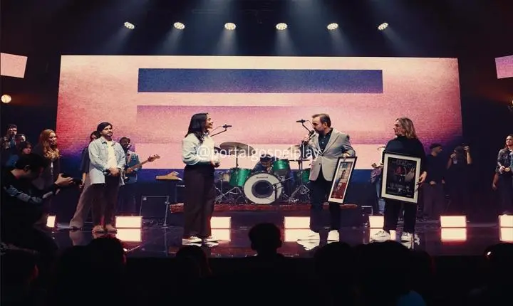 Julia Vitória recebe discos de Platina e Diamante Quíntuplo em homenagem surpresa