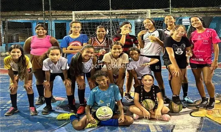 Projeto Craques da Rocinha mantém turmas de futebol exclusivas para meninas